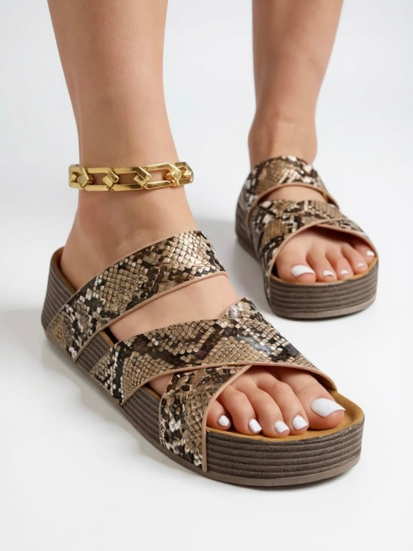 Women's Woven Platform Cushioned Sandals — detail view