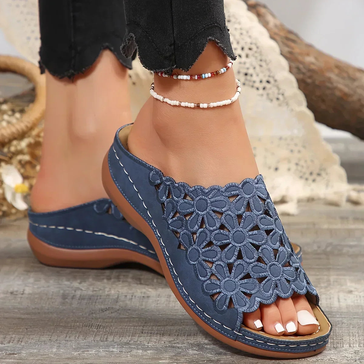 Women's Flat Sandals — detail view