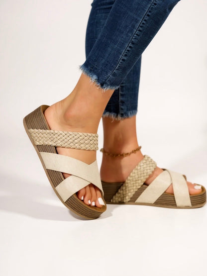 Women's Woven Platform Cushioned Sandals — product view