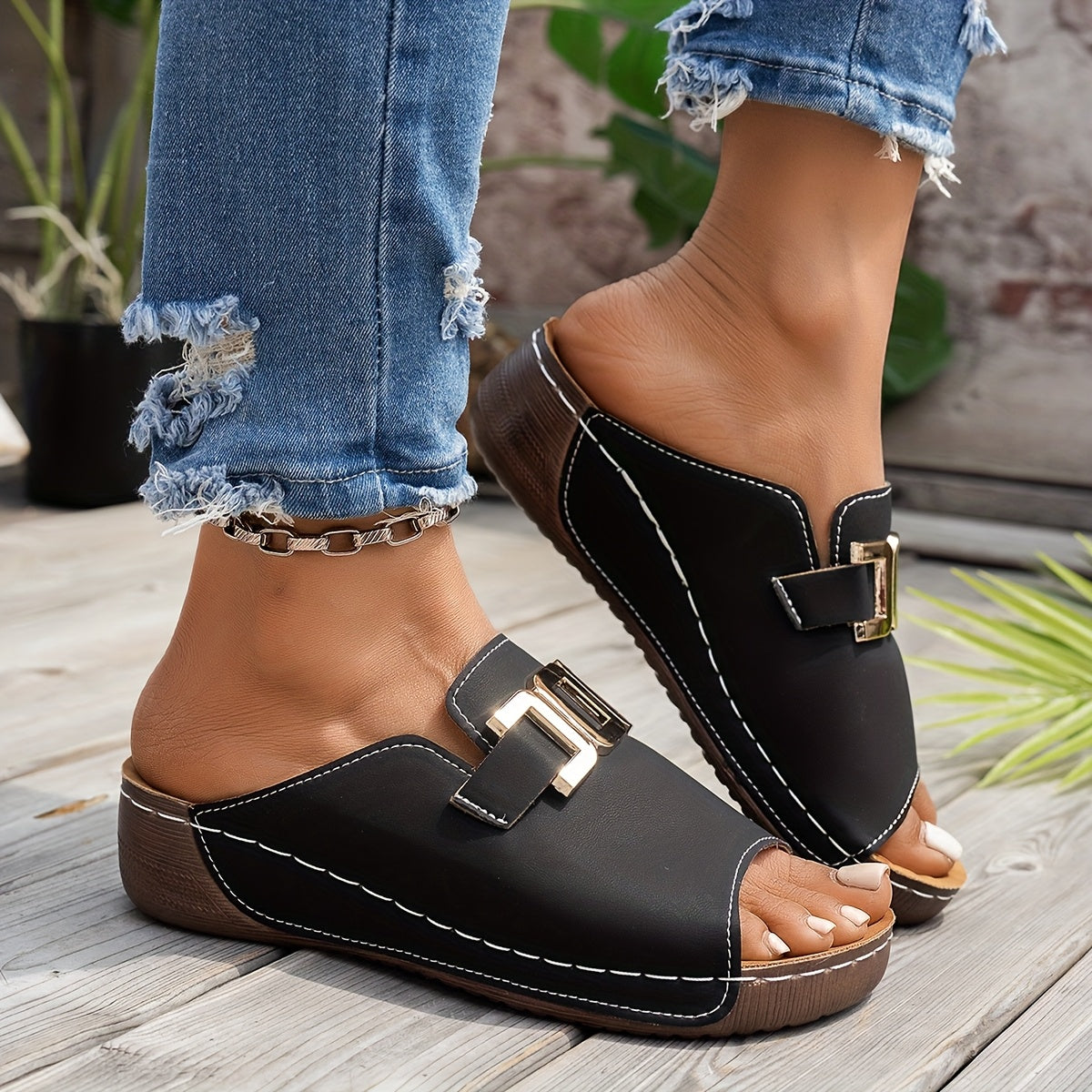 Women's Cushioned Strap Sandals — product view